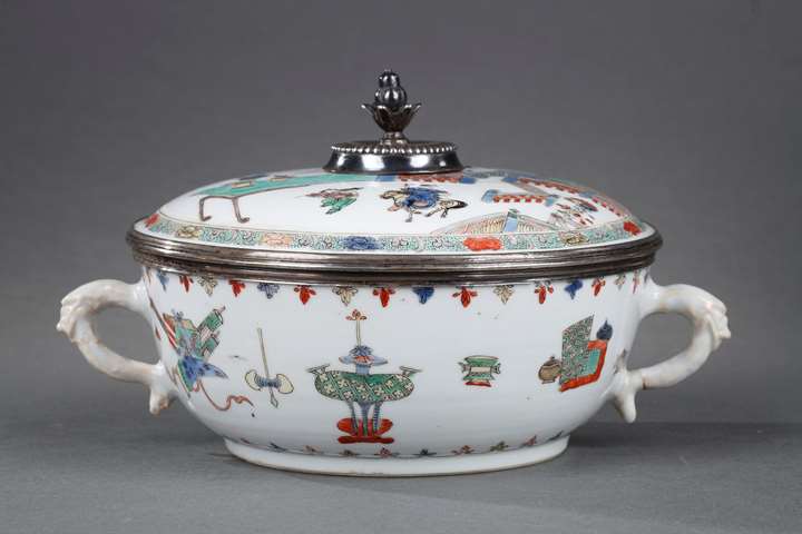 Chinese Famille verte porcelain covered bowl with handles